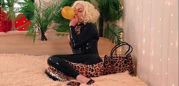 Sexy big ass lady MILF in fetiche clothing slowly have fun and pleasure with air balloon fetisch
